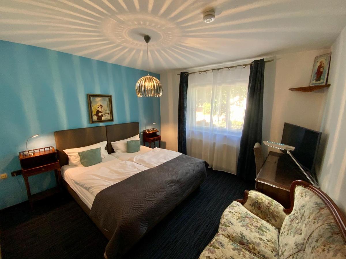 Hotel Attaché - Housity