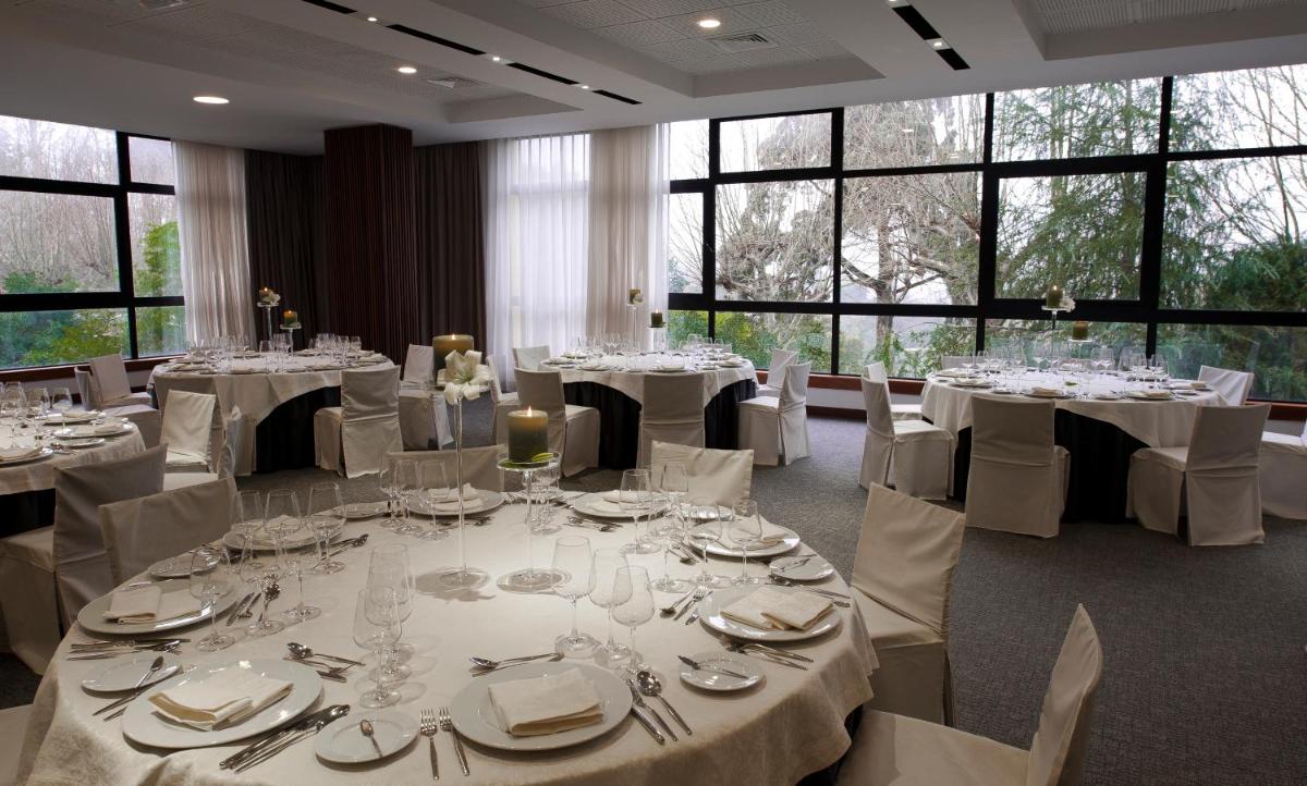 Um restaurante ou outro lugar para comer em Grande Hotel De Luso