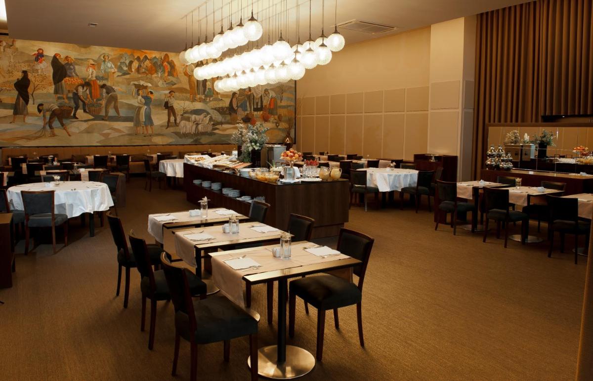 Um restaurante ou outro lugar para comer em Grande Hotel De Luso