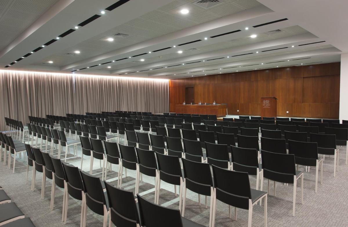 uma sala de conferências vazia com cadeiras pretas em Grande Hotel De Luso no Luso mais 83 fotografias