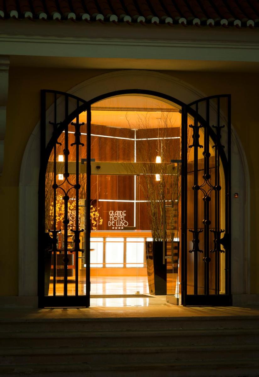 uma entrada para um edifício com uma porta aberta em Grande Hotel De Luso no Luso