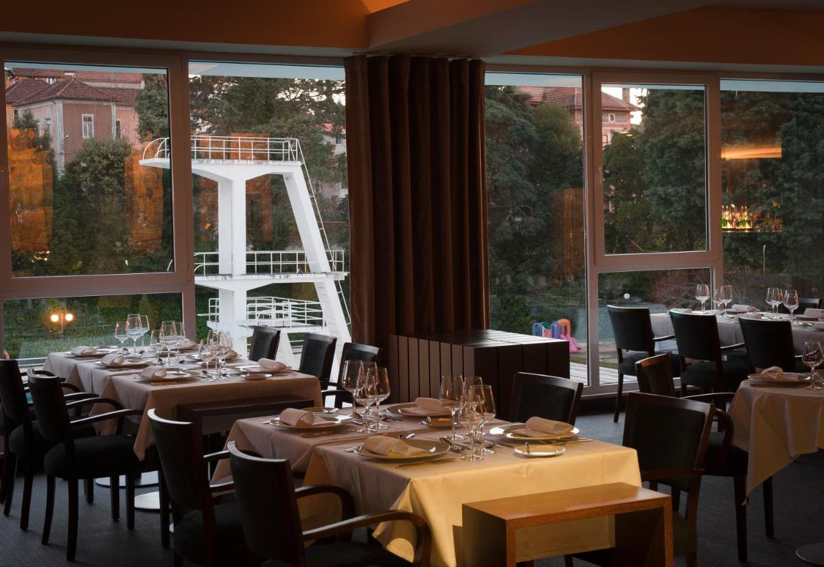Um restaurante ou outro lugar para comer em Grande Hotel De Luso
