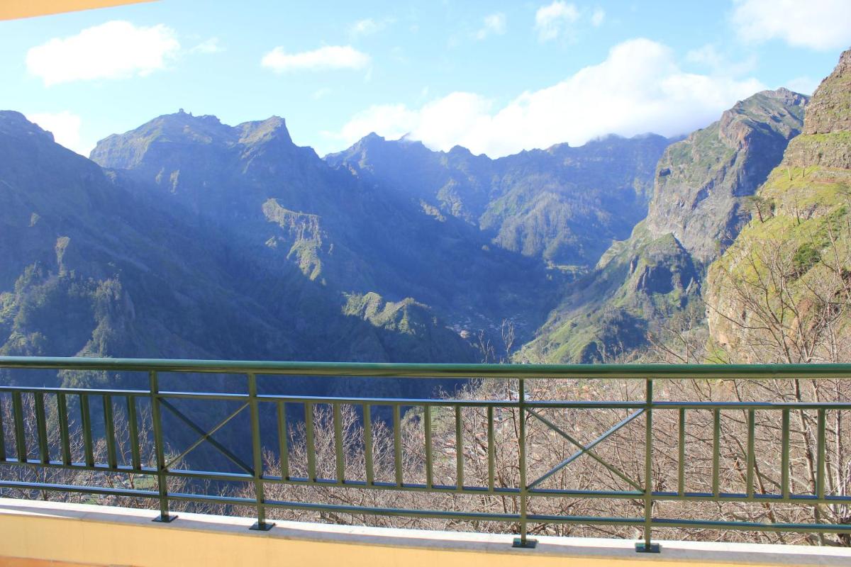 Uma vista geral da montanha ou uma vista da montanha a partir do hotel