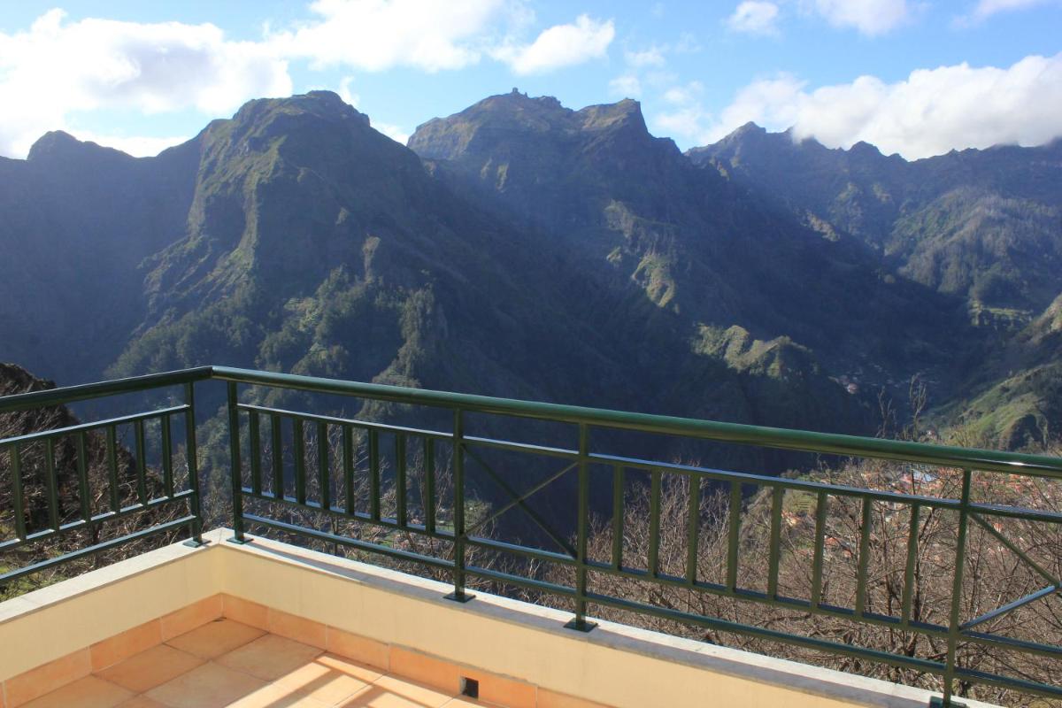 Uma vista geral da montanha ou uma vista da montanha a partir do hotel