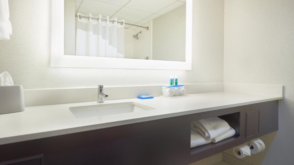 Holiday Inn Express & Suites Asheville SW - Outlet Ctr Area, an IHG Hotel - Housity