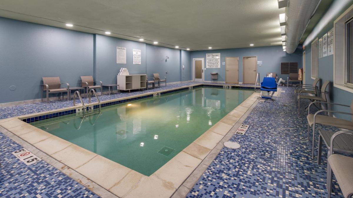 Holiday Inn Express & Suites Detroit - Farmington Hills by IHG - Housity