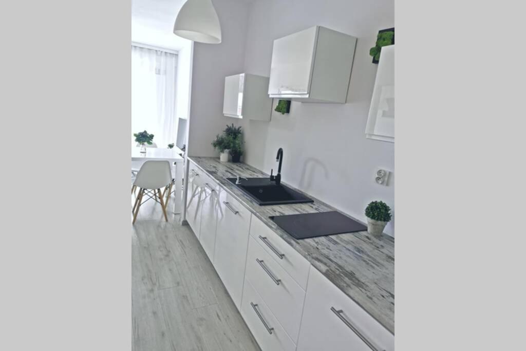 Green Apartment Promenada Gwiazd- widok na morze. - Hizvo