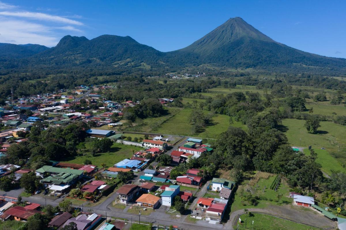 Suitetrails - Acogedora Casa tipo Cabaña en el Centro de La Fortuna
