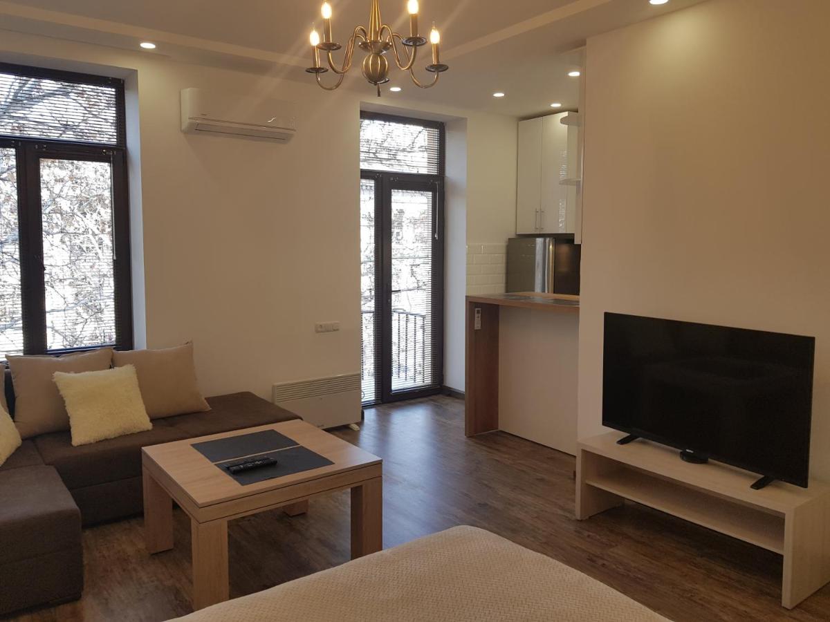 Cascade White Luxury Apartment - Housity