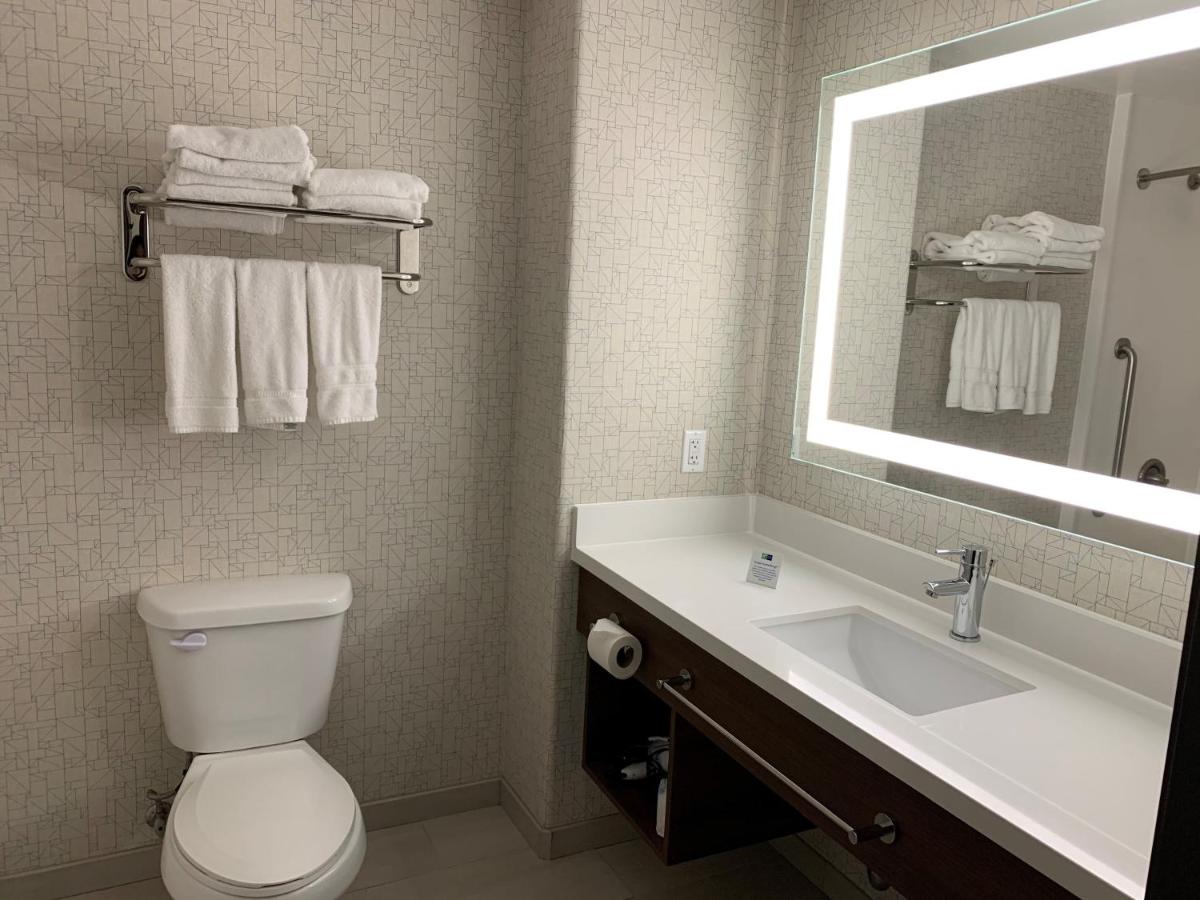 Holiday Inn Express Hotel & Suites Woodland Hills, an IHG Hotel - Housity