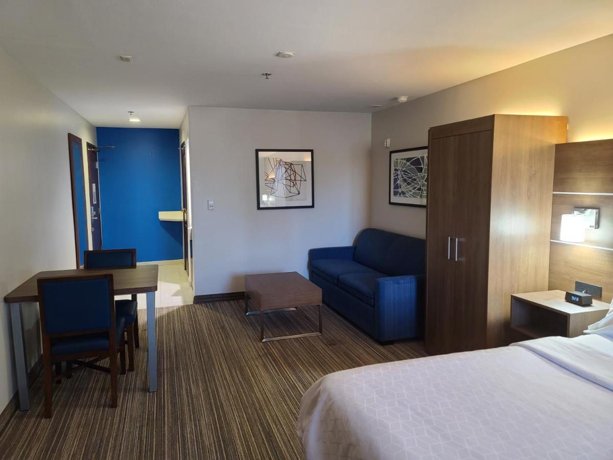 Holiday Inn Express Hotel & Suites Woodland Hills, an IHG Hotel - Housity