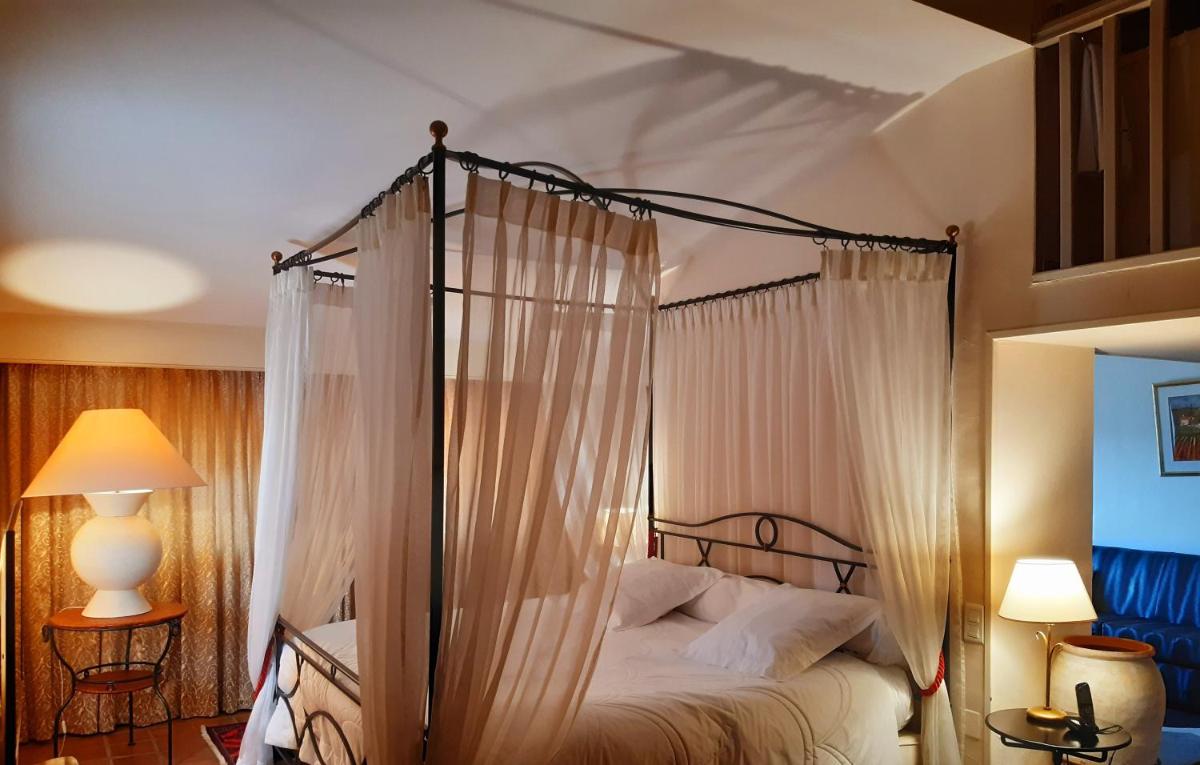 Un ou plusieurs lits dans un hébergement de l'établissement Auberge de Cassagne & Spa