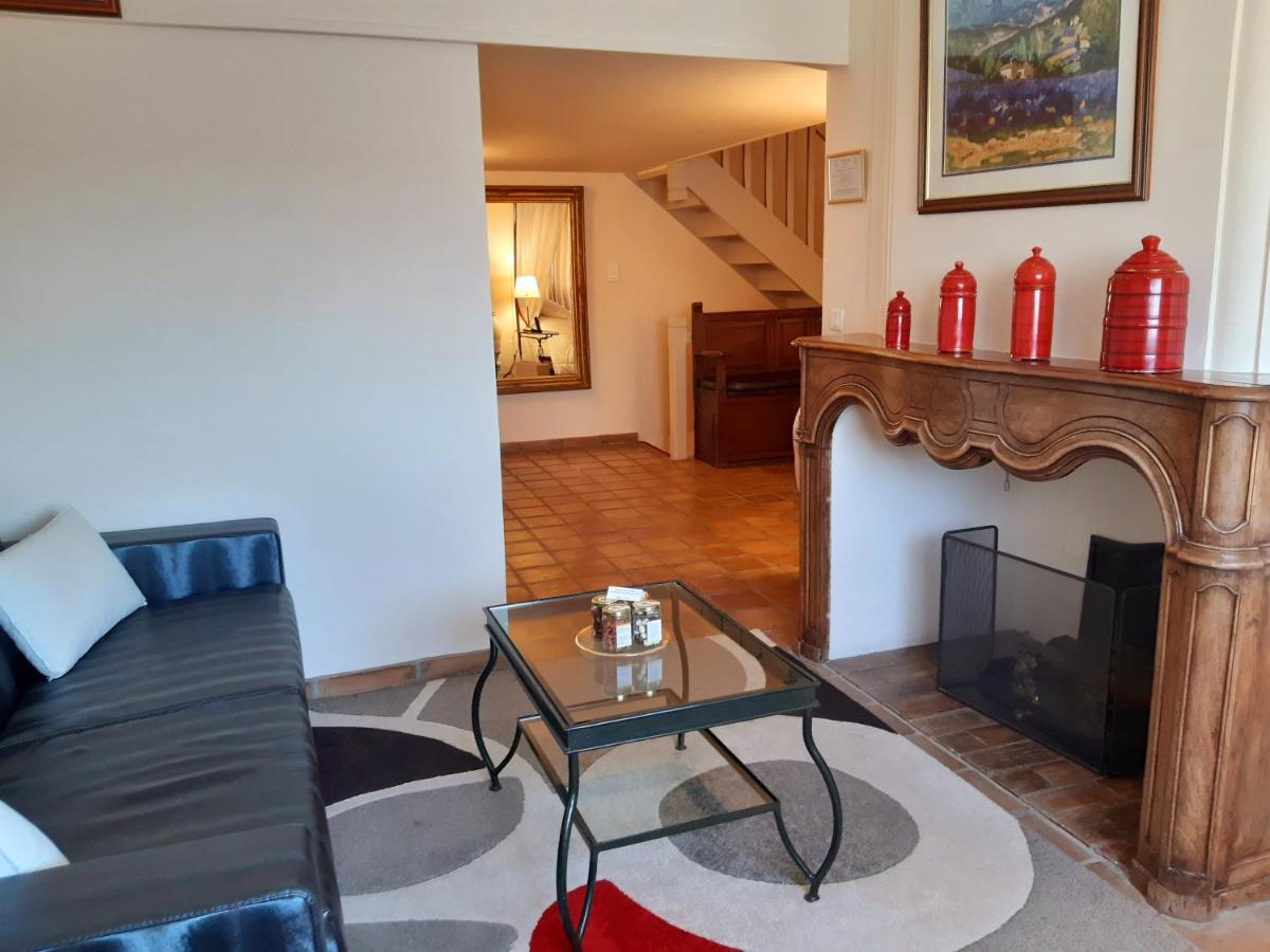 Coin salon dans l'établissement Auberge de Cassagne & Spa