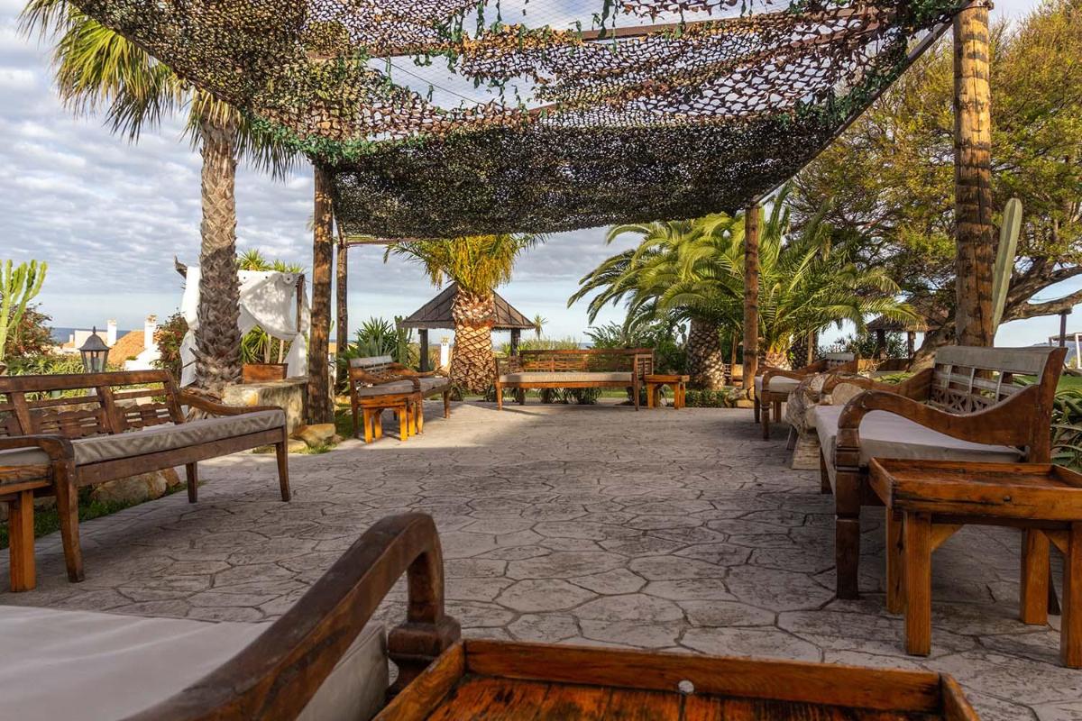 Un restaurante o sitio para comer en El Cortijo de Zahara by QHotels