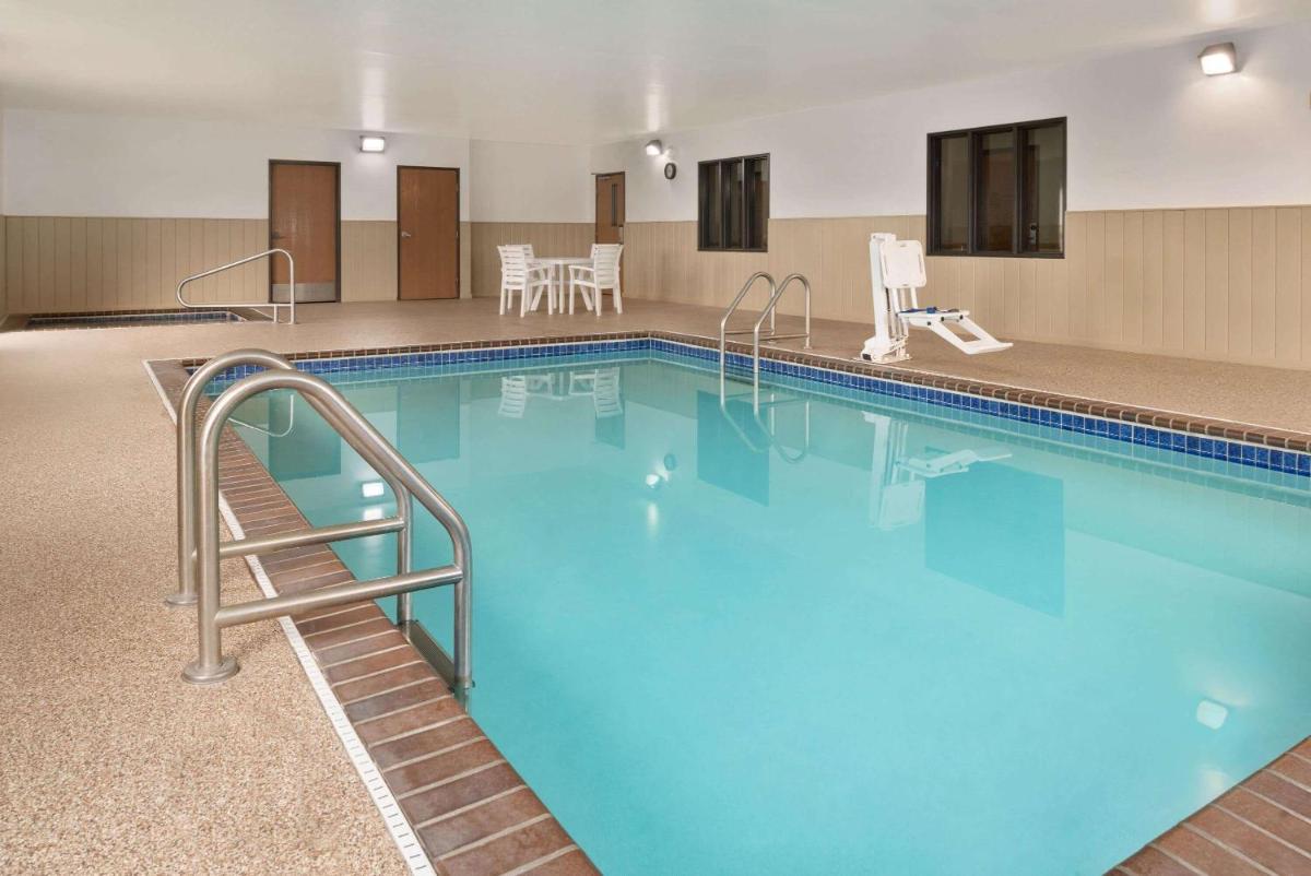Super 8 by Wyndham Sioux Falls - Housity