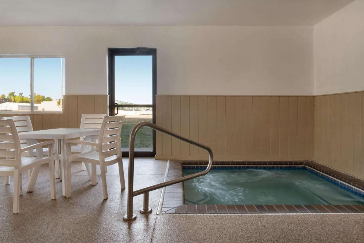 Super 8 by Wyndham Sioux Falls - Housity