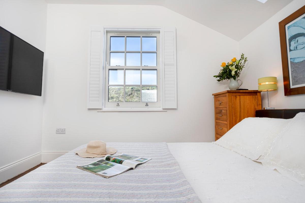 Finest Retreats - Walney Island Lighthouse - Housity