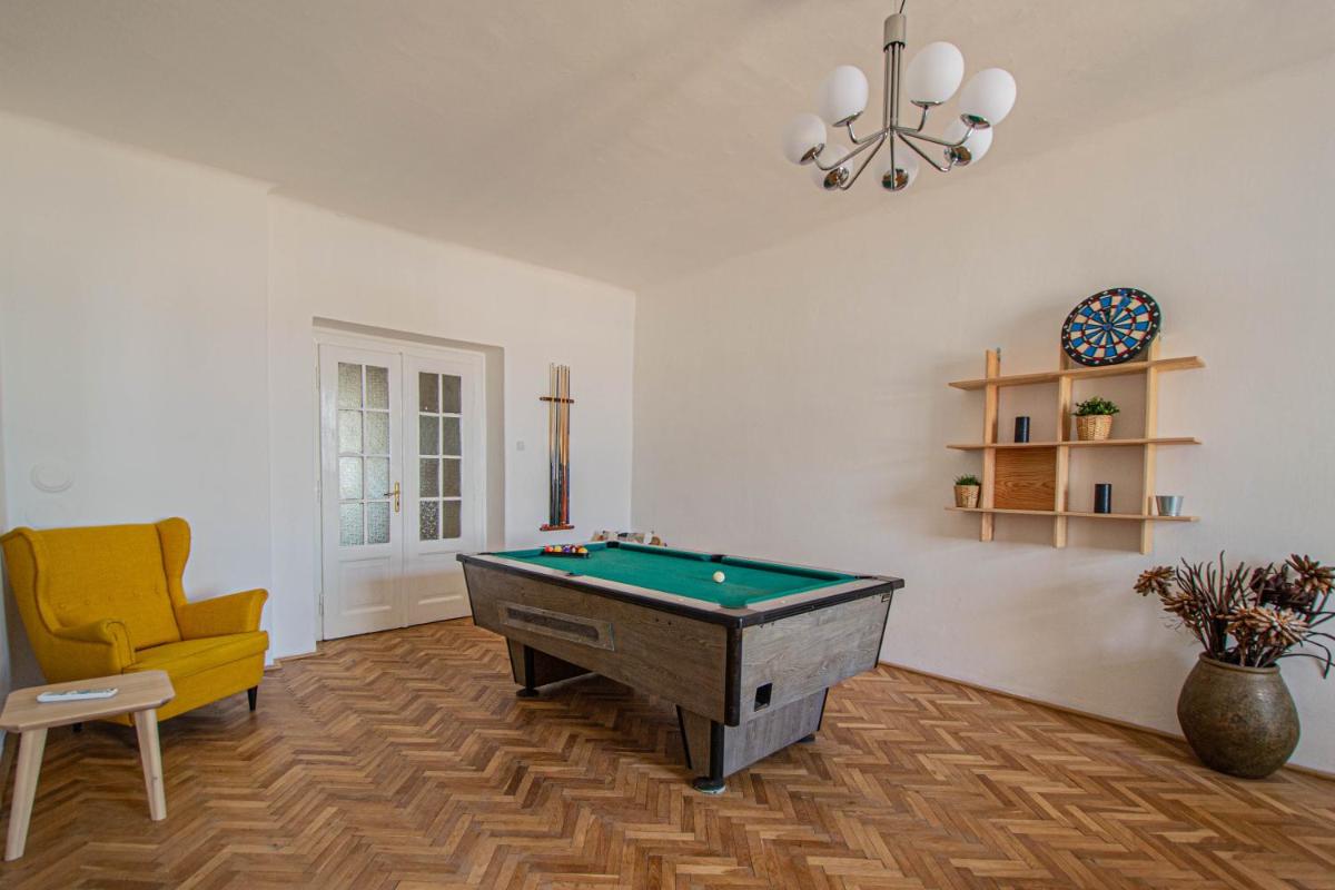 Super Central Billiard and Darts Big Apartment - Housity