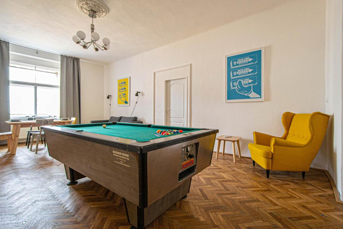 Super Central Billiard and Darts Big Apartment - Housity