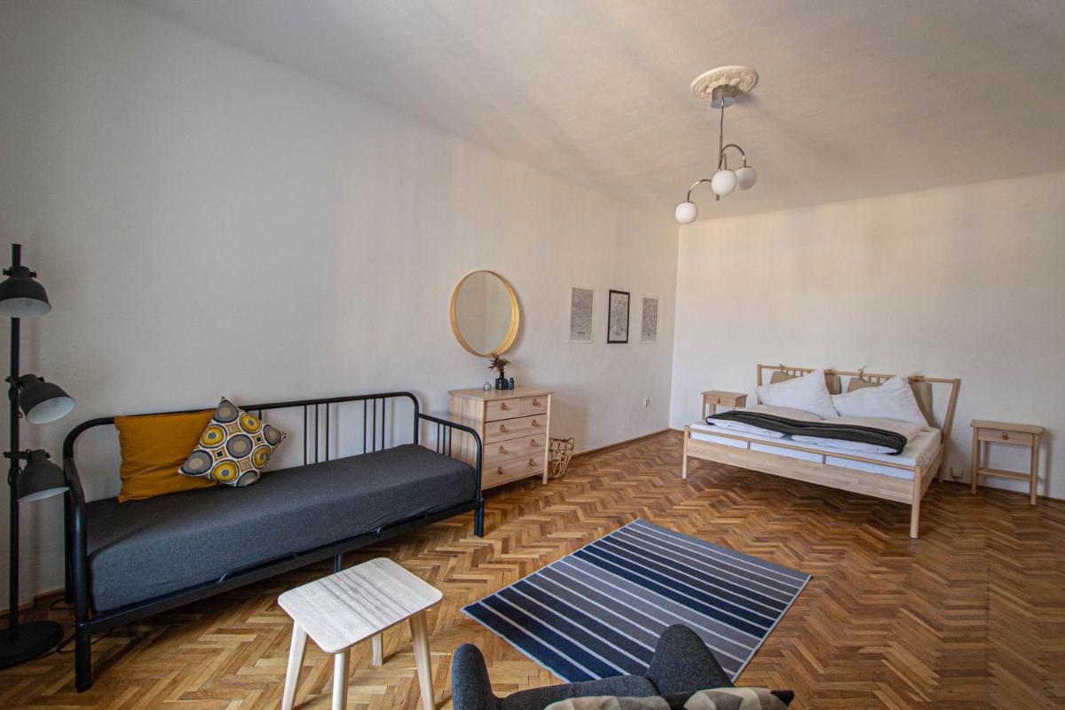 Super Central Billiard and Darts Big Apartment - Housity
