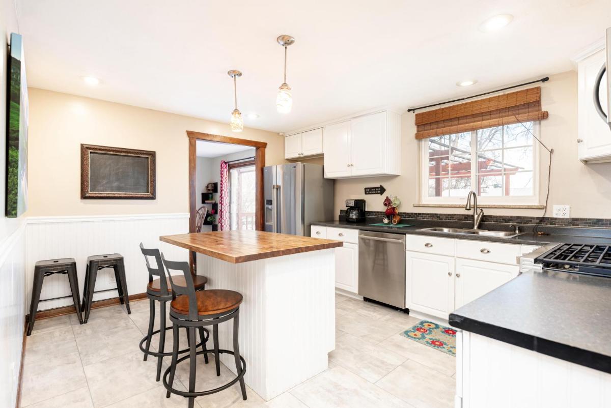 Sunny Family-Friendly - Home Away from Home! - Housity