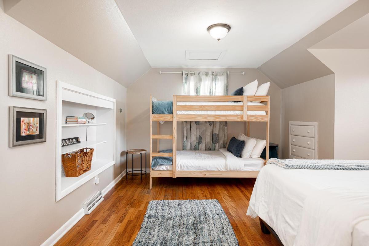 Sunny Family-Friendly - Home Away from Home! - Housity