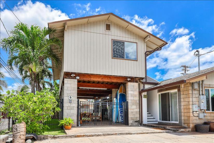 Puaehukai Beach House next to white sandy beach - Housity