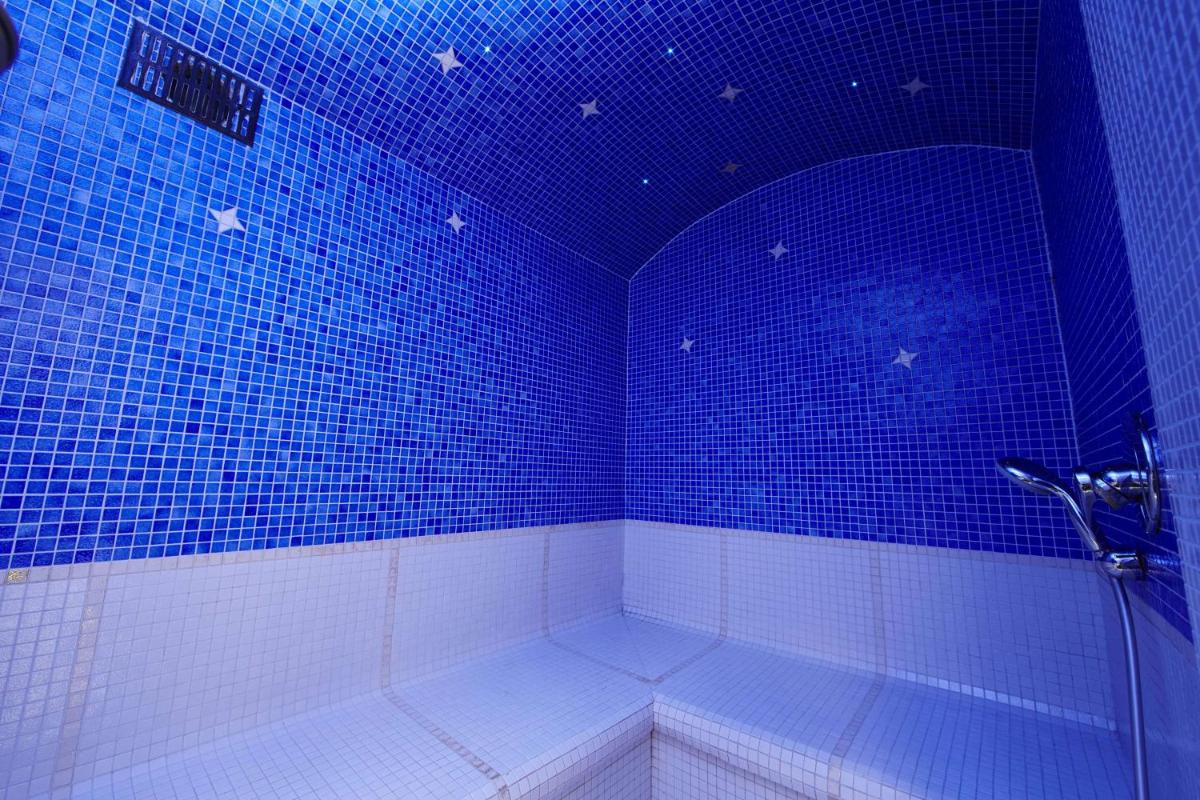 Salle de bains dans l'établissement Best Western Plus Au cheval Blanc à Mulhouse