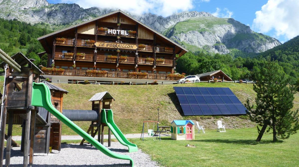 Vue générale sur la montagne ou vue sur la montagne depuis l'hôtel