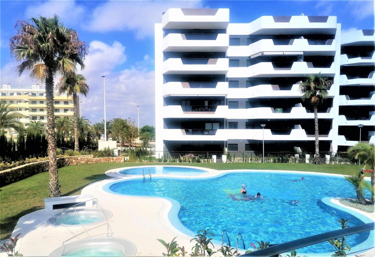 Cosy ground floor apartment with direct access to the pool - Housity