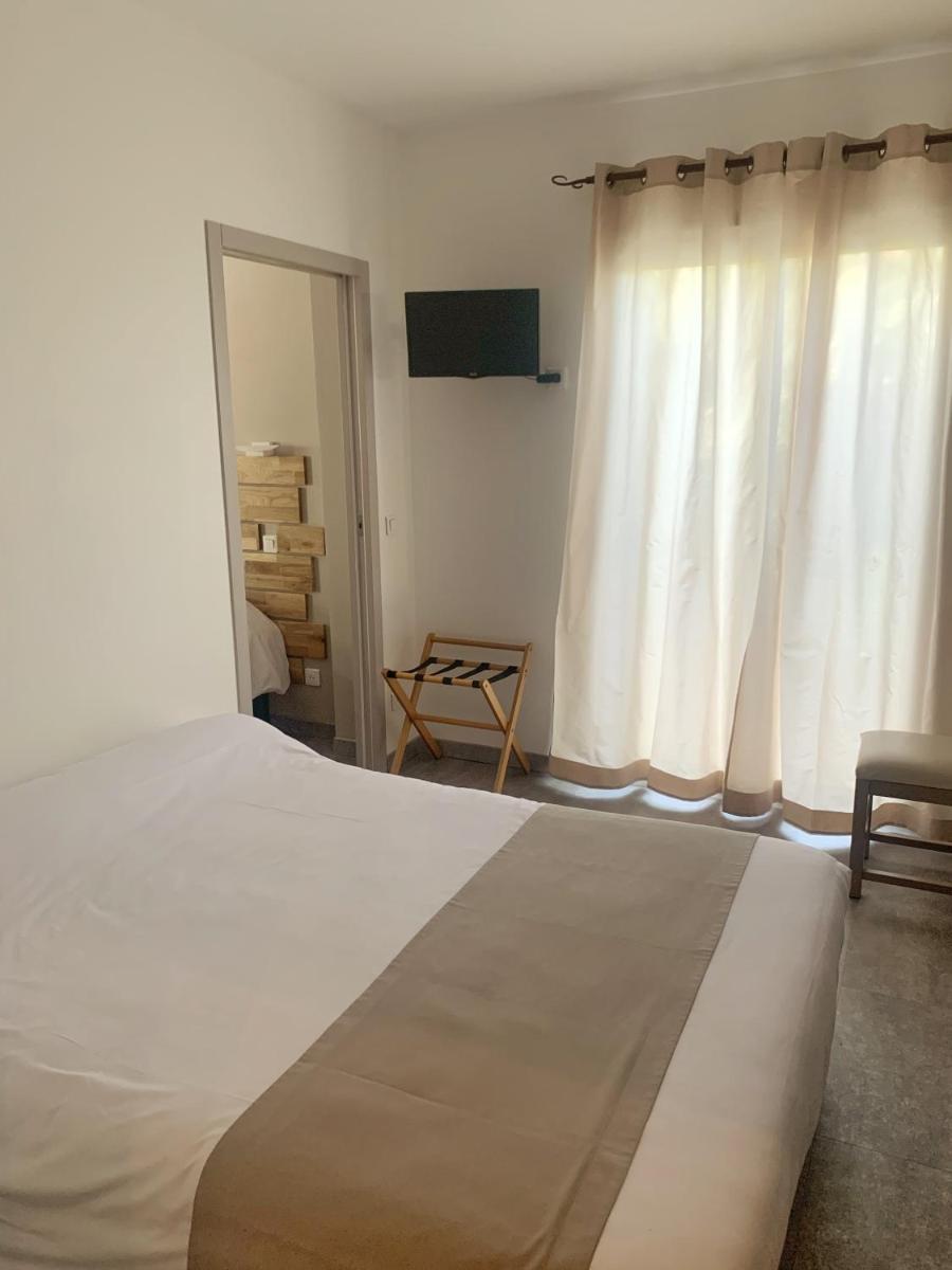 Un ou plusieurs lits dans un hébergement de l'établissement Hôtel Beau Soleil