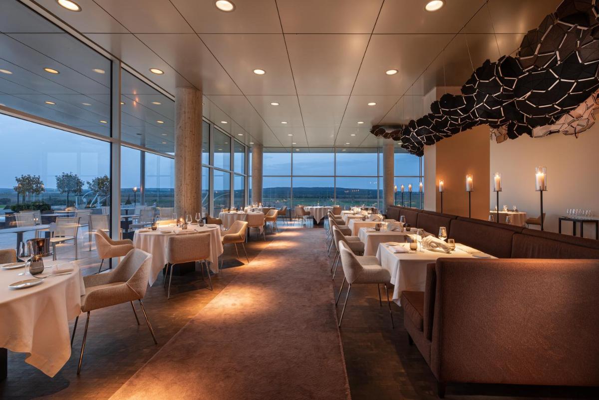 Un restaurante o sitio para comer en Valbusenda Hotel Bodega & Spa