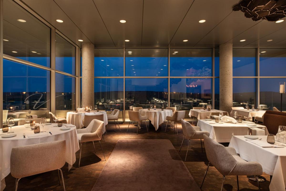 Un restaurante o sitio para comer en Valbusenda Hotel Bodega & Spa