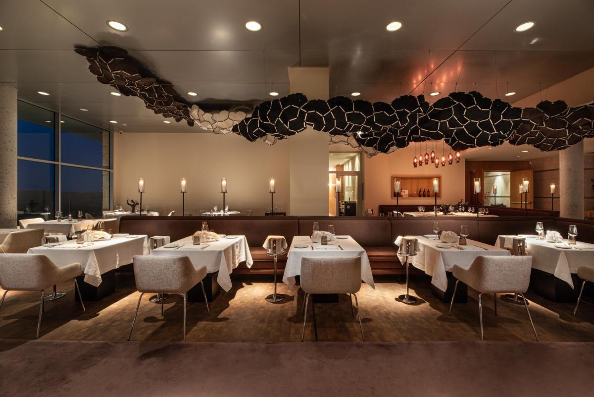 Un restaurante o sitio para comer en Valbusenda Hotel Bodega & Spa