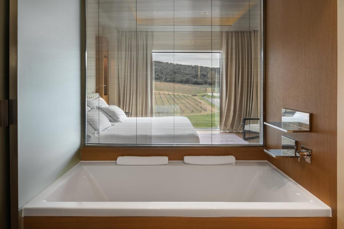 Cama o camas de una habitación en Valbusenda Hotel Bodega & Spa