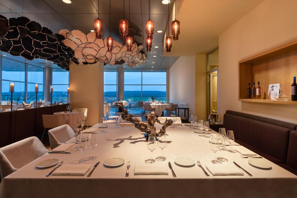 Un restaurante o sitio para comer en Valbusenda Hotel Bodega & Spa