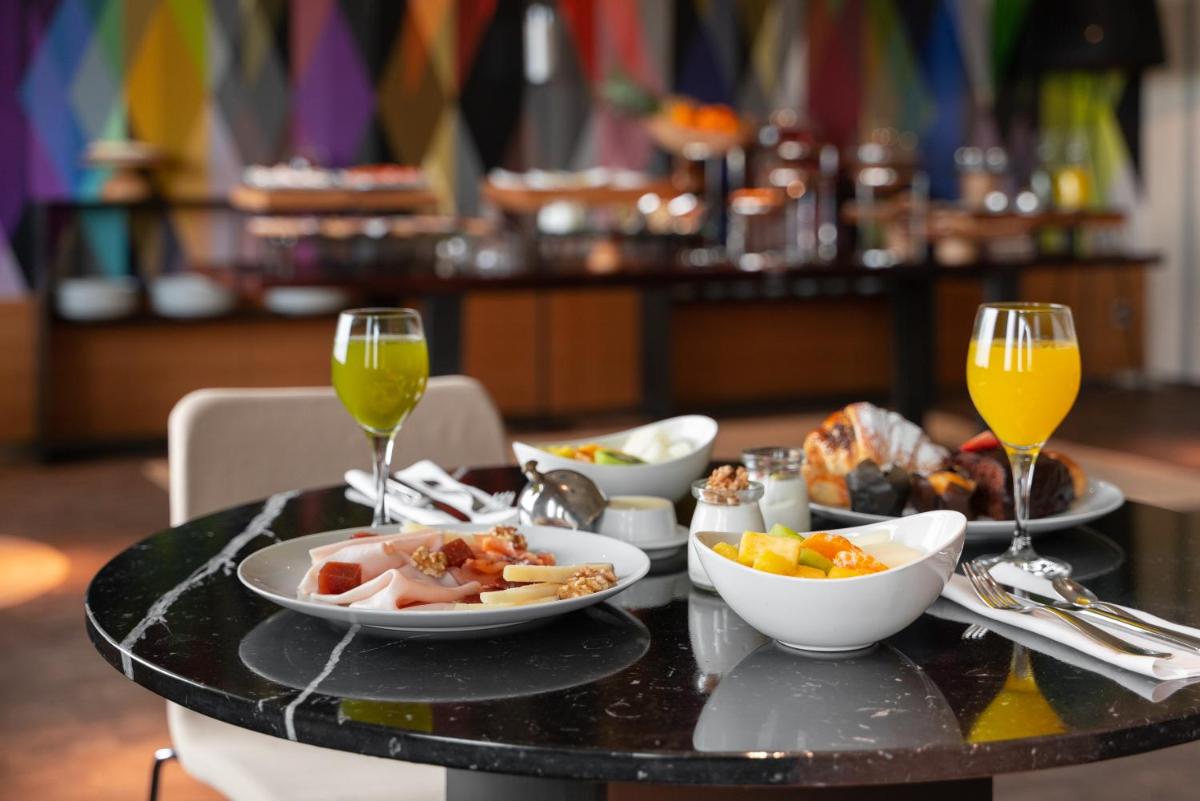 Comida en o cerca de este hotel