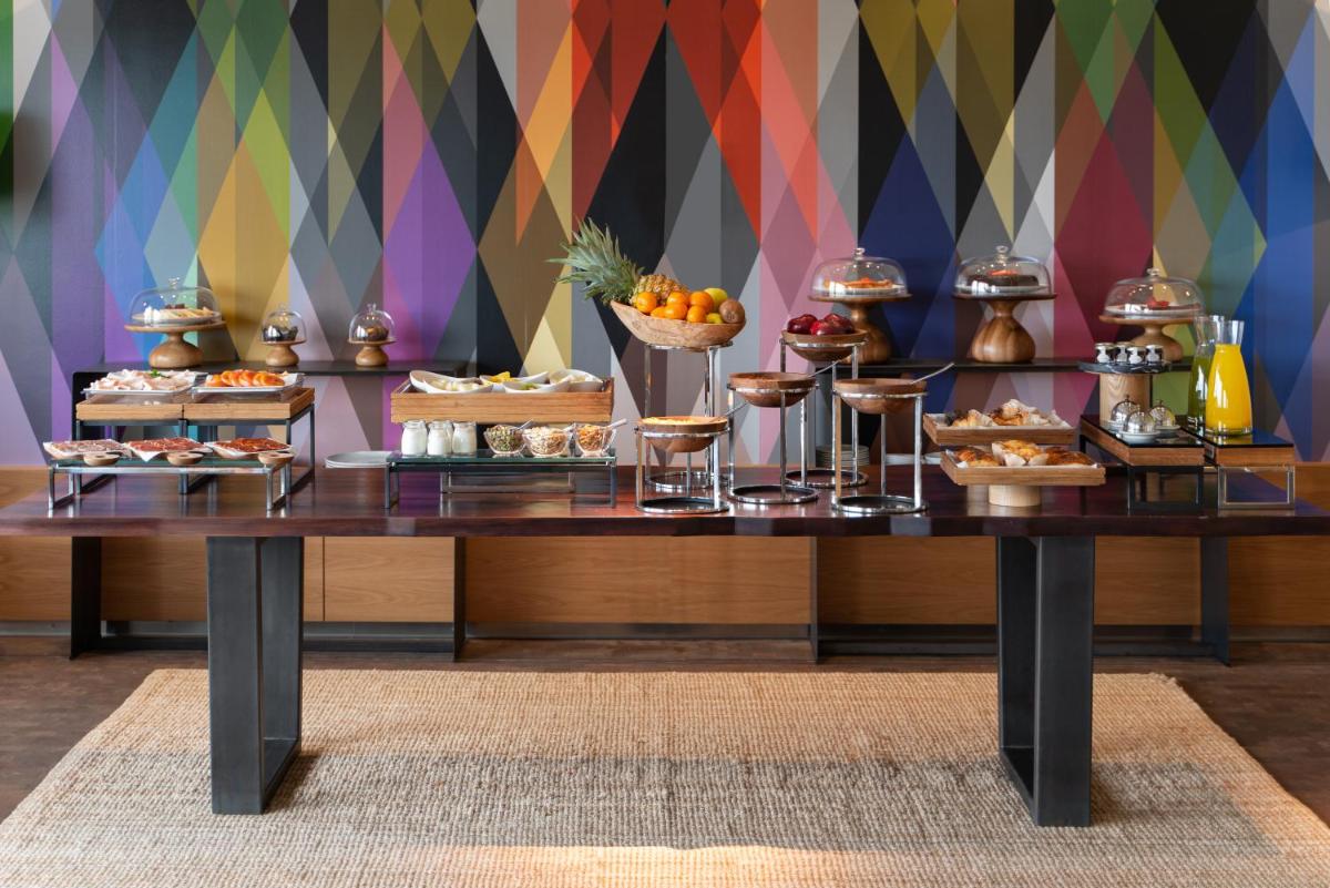 Comida en o cerca de este hotel