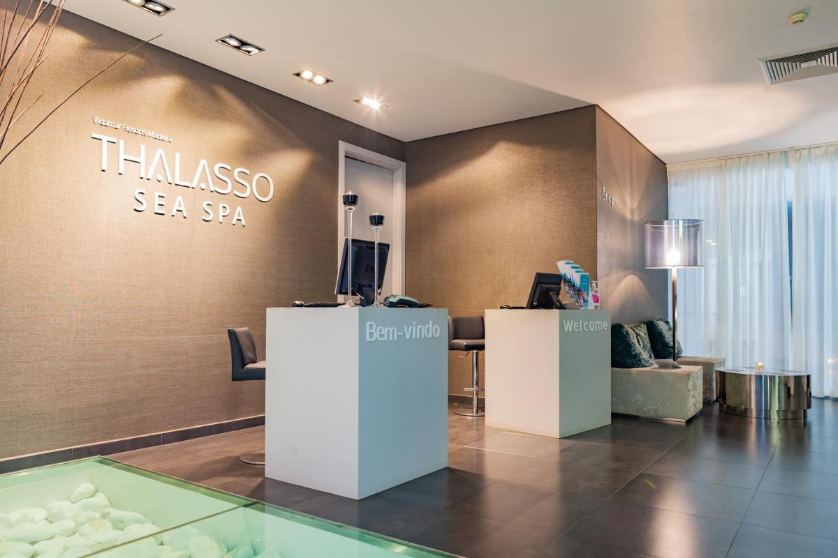 Uma televisão e/ou sistema de entretenimento em VidaMar Resort Hotel Madeira