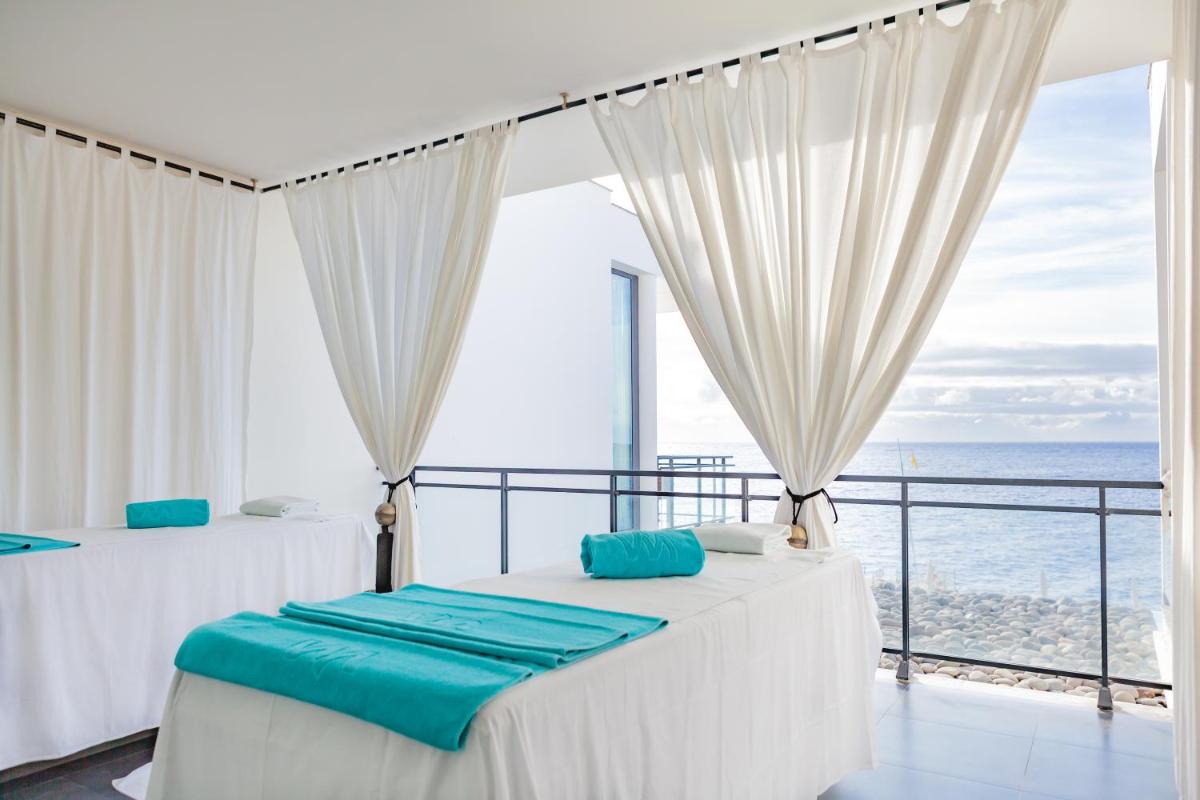 Uma cama ou camas num quarto em VidaMar Resort Hotel Madeira