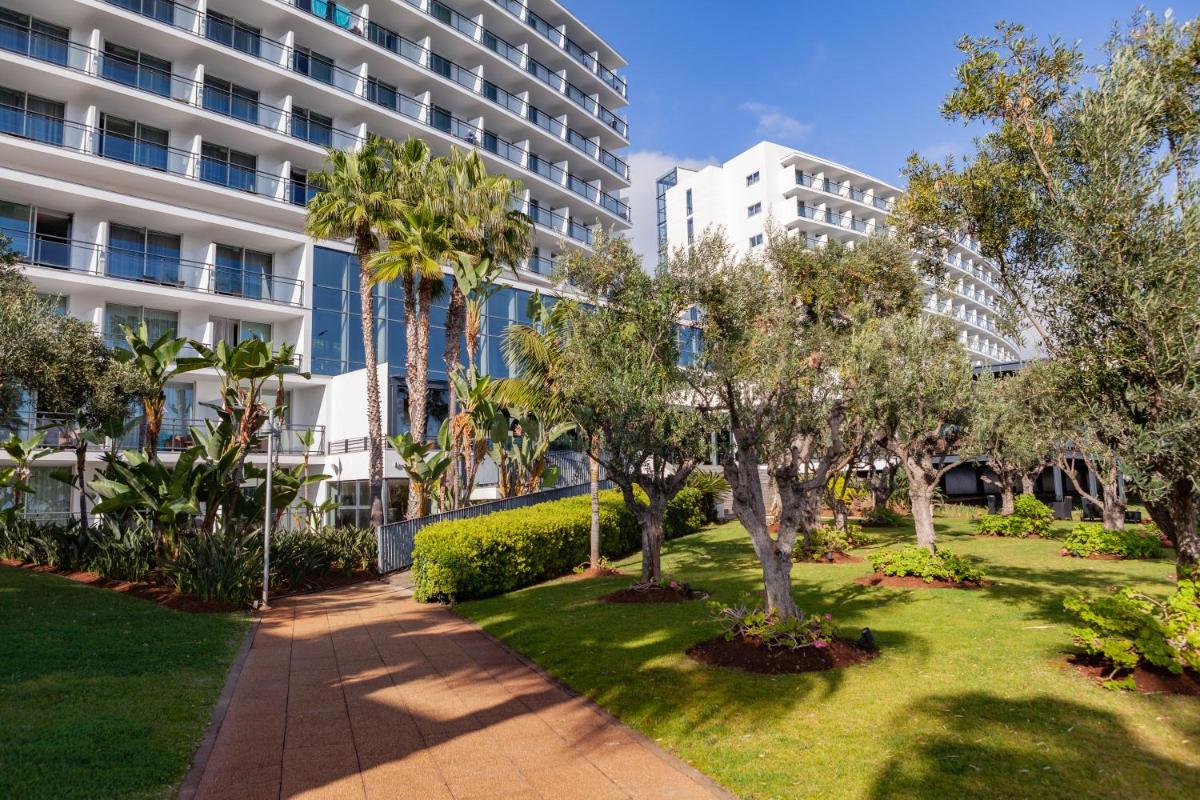 Um jardim no exterior de VidaMar Resort Hotel Madeira