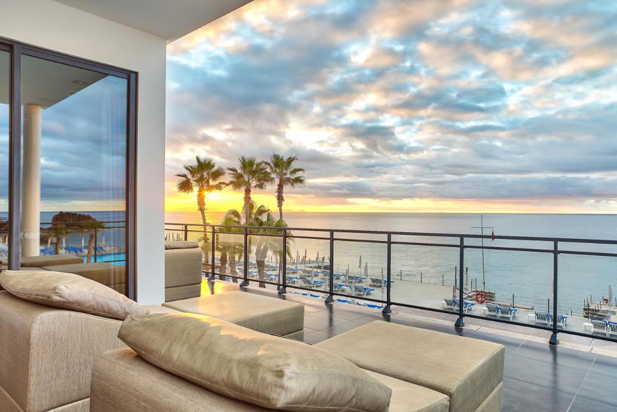 uma sala de estar com vista para o oceano em VidaMar Resort Hotel Madeira no Funchal