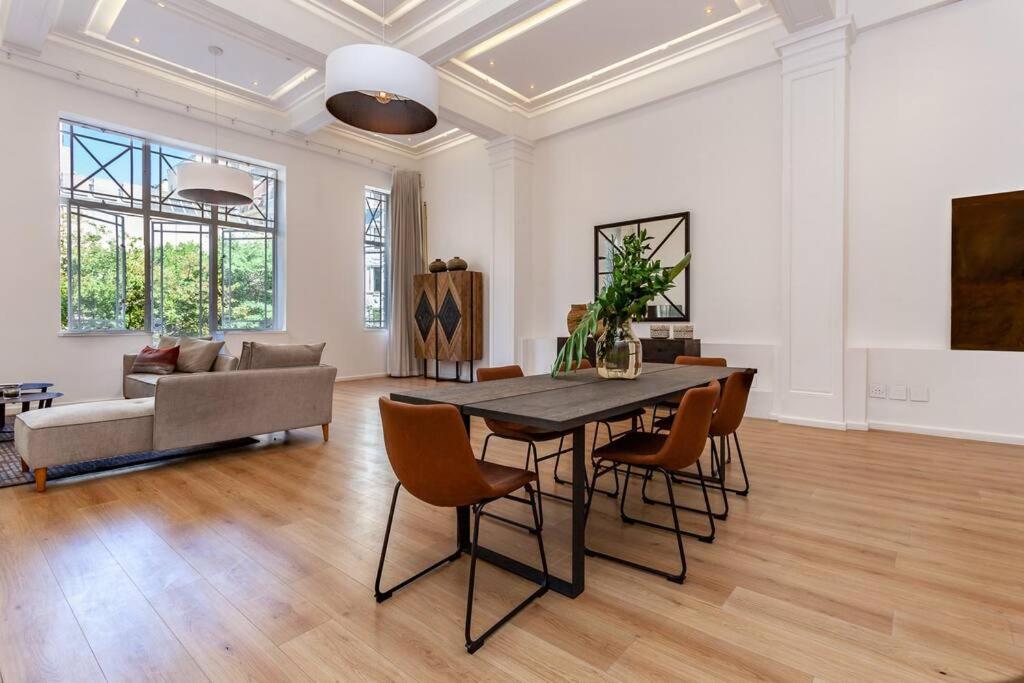 A The Address - 24HR Security, Washer, Modern Family 3 Bedroom - Housity