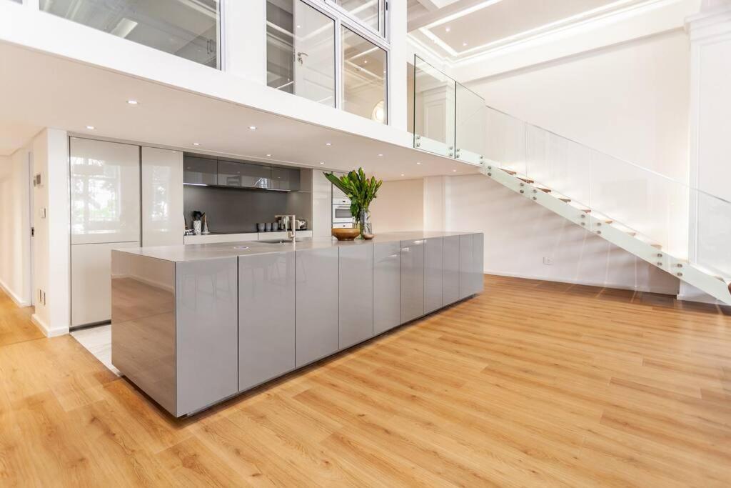 A The Address - 24HR Security, Washer, Modern Family 3 Bedroom - Housity