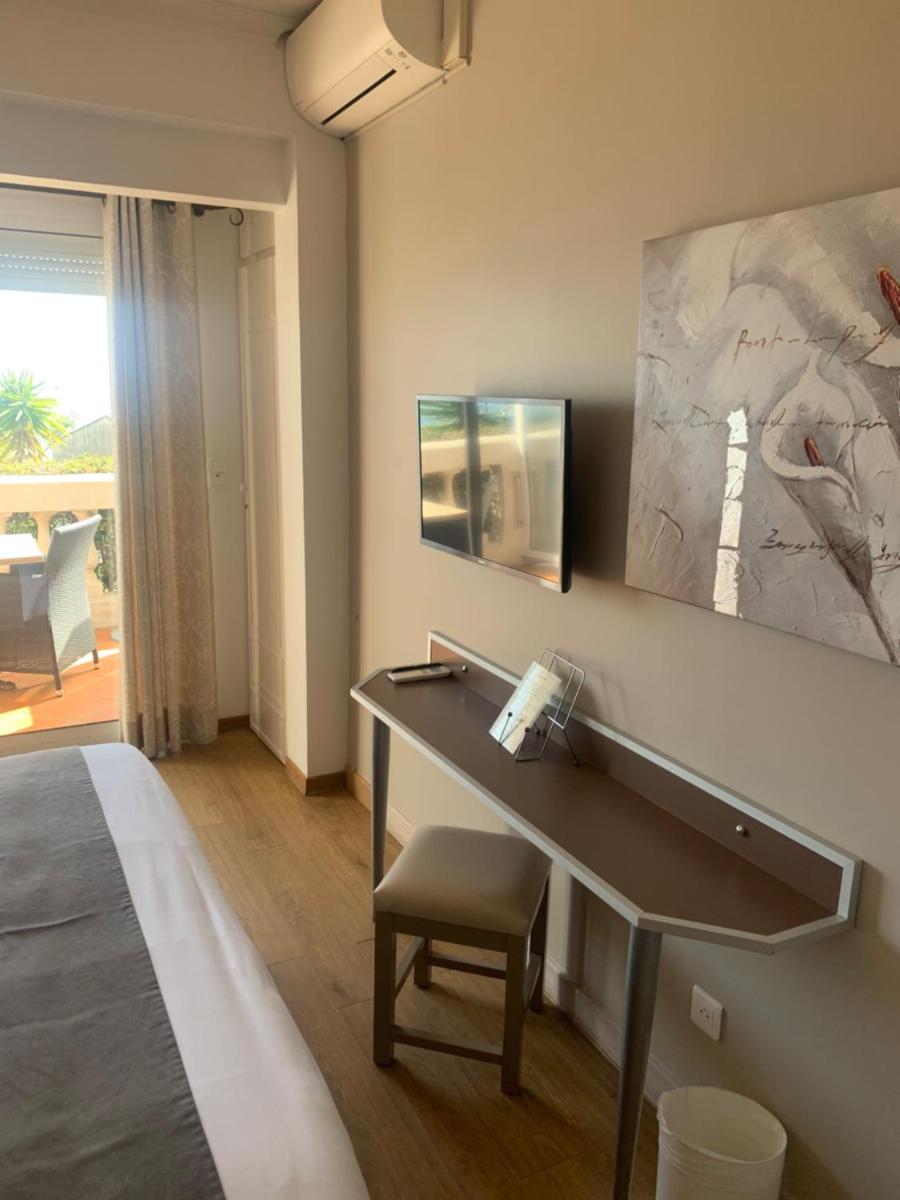 Télévision ou salle de divertissement dans l'établissement Hôtel Beau Soleil