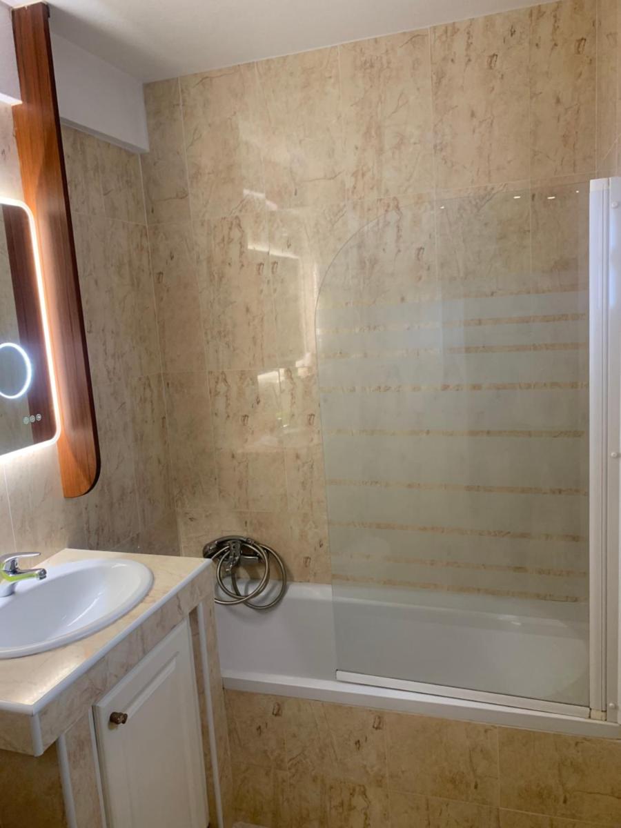 Salle de bains dans l'établissement Hôtel Beau Soleil