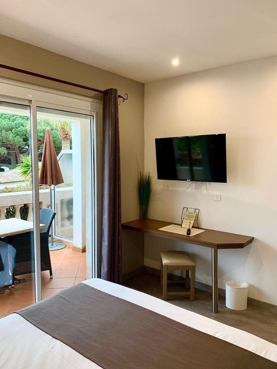 Télévision ou salle de divertissement dans l'établissement Hôtel Beau Soleil