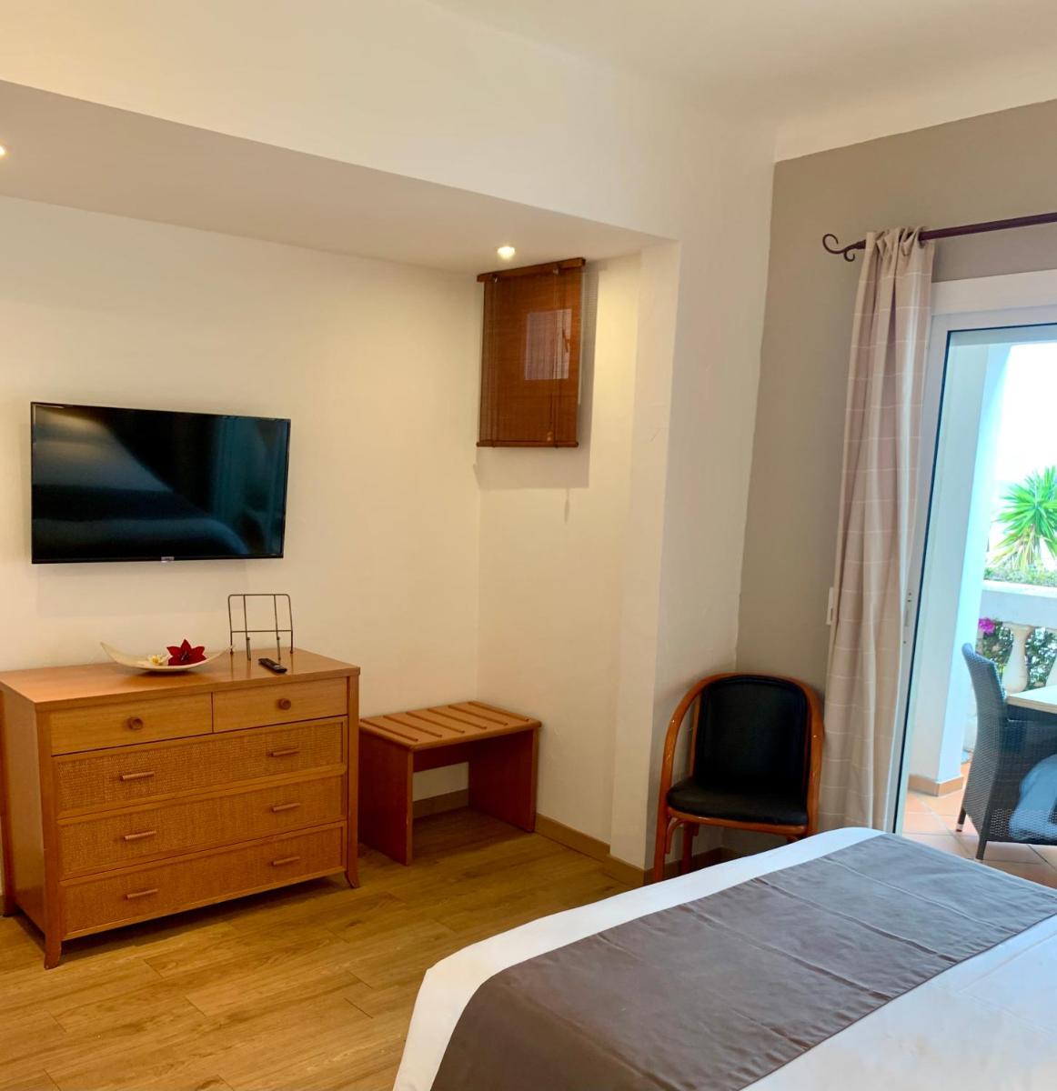 Télévision ou salle de divertissement dans l'établissement Hôtel Beau Soleil