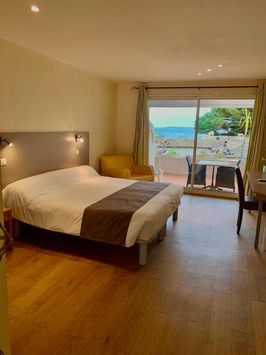 Un ou plusieurs lits dans un hébergement de l'établissement Hôtel Beau Soleil