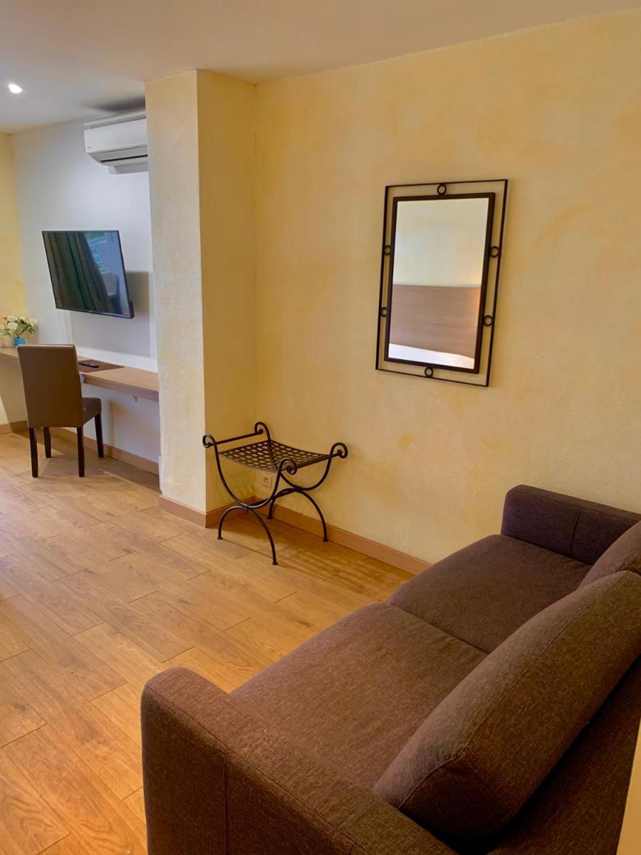 Télévision ou salle de divertissement dans l'établissement Hôtel Beau Soleil